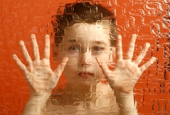 מהו אוטיזם חברתי ,כיצד מתבטא ואיך מטפלים?